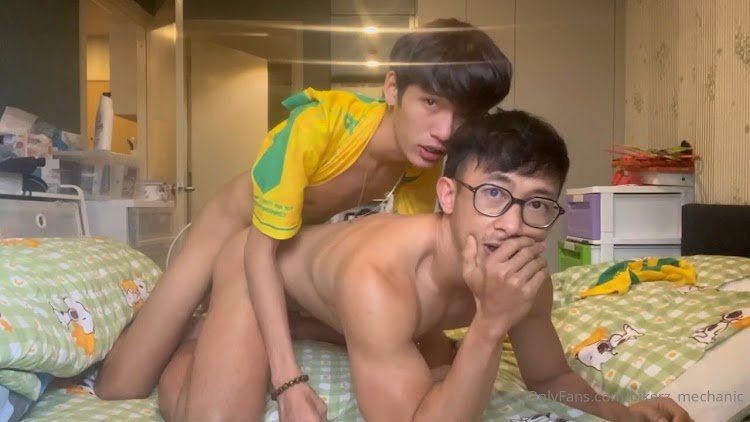 ก่อนไปซ้อมฟุตบอลมาซ้อมเย็ดกันก่อน โดนเลียรูตูดแบงค์ถึงกับครางกระเส่า น้อยบักจาโรผอมบางตัวเล็กๆแต่เอวเร็วไวมาก ซอยรัวๆร้องครางไม่หยุด
