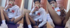 วัยรุ่นน้ำเยอะ ตี๋น้อยน่ารักเงี่ยนจัดอวดควยชักว่าว ใช้มือถือถ่ายคลิปหน้ากระจกจนน้ำแตกทะลัก