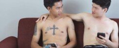 วัยรุ่นน้ำขาวข้น เล่นเกมแล้วร้อนพี่เอลฟ์กับรุ่นน้องถอดเสื้อโชว์หุ่นชื่นชมรูปร่างกัน พี่เกิดอารมณ์ขอชักว่าวพี่ไม่ได้เป็นเกย์นะพี่แค่เงี่ยนขออมควยหน่อยนะ